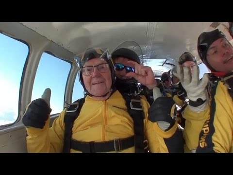 بالفيديو مسن يحقّق رقمًا قياسيًا جديدًا في القفز بالمظلة في عيد ميلاده 101