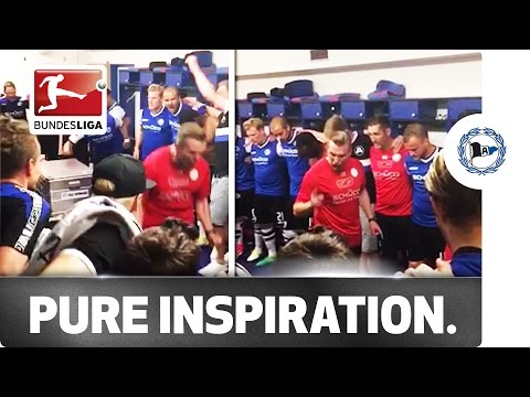 مدرب يحفز لاعبيه بطريقة هستيرية داخل غرفة الملابس