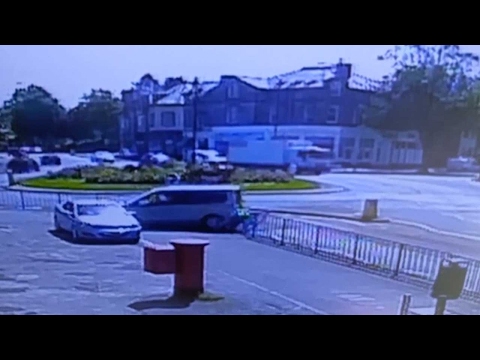 بريطاني يفقد السيطرة على سيارته ويحطّم دراجة هوائية