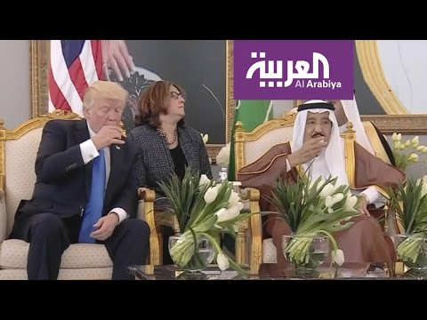 بالفيديو  العاهل السعودي يشرح للرئيس الأميركي كيفية هز فنحان القهوة