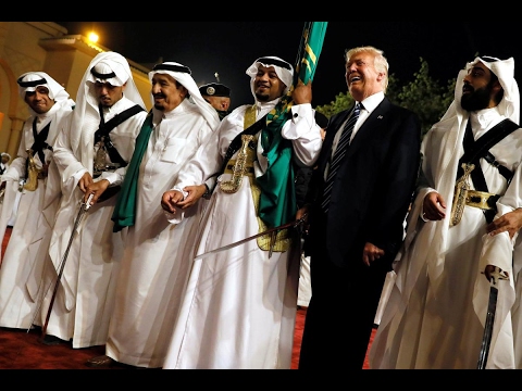 بالفيديو  الرئيس الأميركي يشارك في رقصة بالسيوف في السعودية