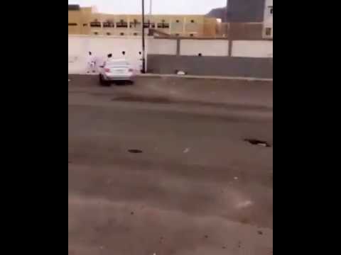 بالفيديو  شاب سعودي متهور كاد أن يتسبب في حادث مروع