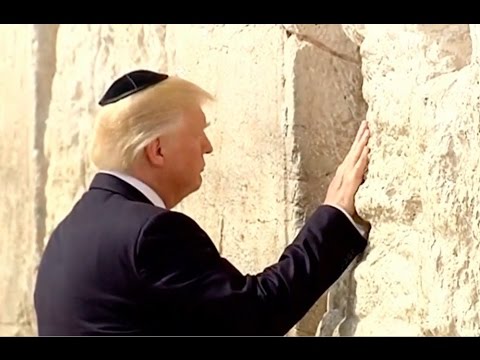 بالفيديو  الرئيس الأميركي يصلي أمام حائط البراق