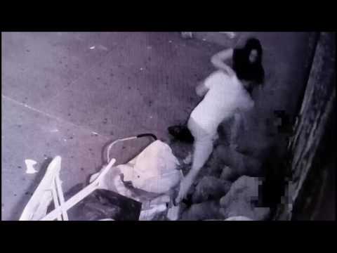 لحظة اعتداء شاب على رجلين في الشارع