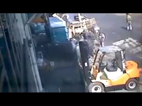 شاهد لحظة سقوط صدوق حديدي على شخص