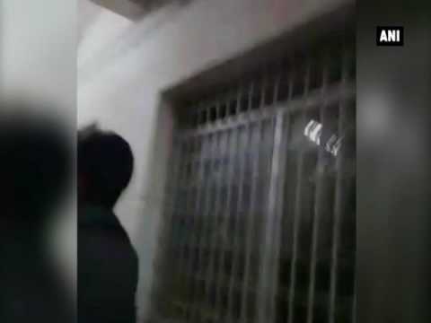 مشاجرة بين عضو سابق وأحد رجال الشرطة في الهند