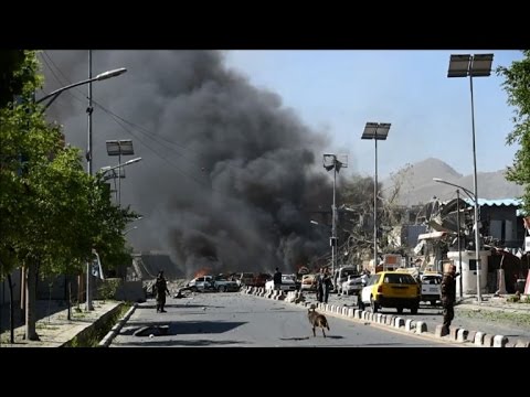 شاهد انفجار شاحنة مفخخة يوقع 80 قتيلًا في كابول