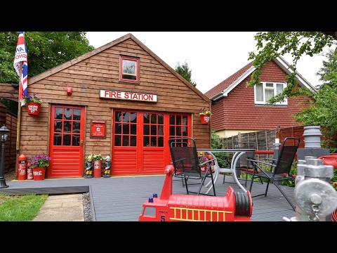 رجل مطافي يشيد منزله بشكل غريب