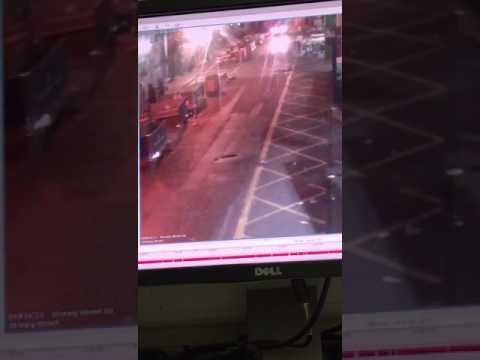 شاهد الشرطة البريطانية تتدخّل للقضاء على أحد المتطرّفين