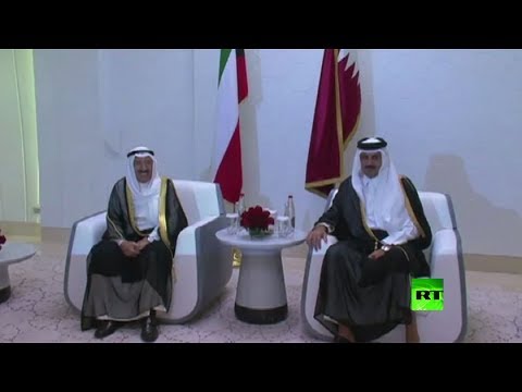 شاهد لحظة لقاء بين أميري قطر والكويت في الدوحة