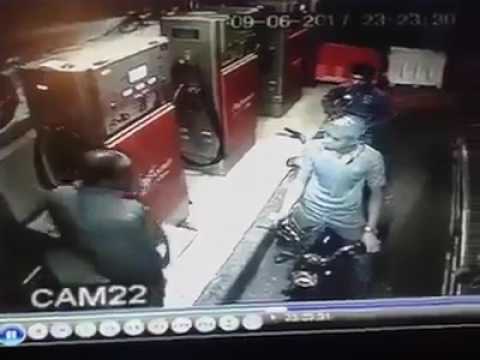 شاب يسرق عاملًا في محطة وقود بطريقة ماكرة أمام الزبائن