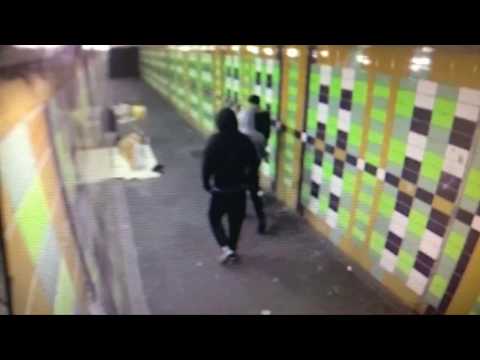 مجموعة من الشباب يطلقون الألعاب النارية على متسوّل نائم