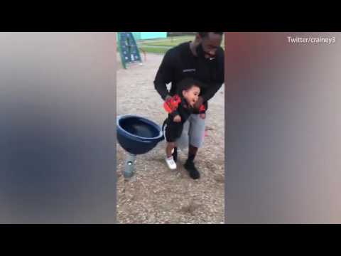 وصلة ضحك هستيرية لرجل بعد اختلال طفله توازنه