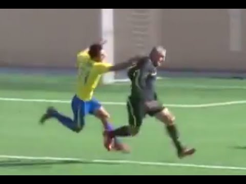 شاهد عندما تتحول ملاعب كرة القدم إلى ساحات مصارعة المحترفين