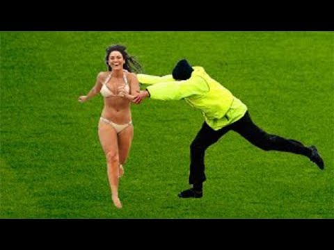 شاهد عندما تدخل الجماهير أرض الملعب