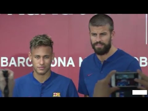 شاهد بيكيه وميسي ونيمار في اليابان وسخرية بيكيه من تسريحة نيمار