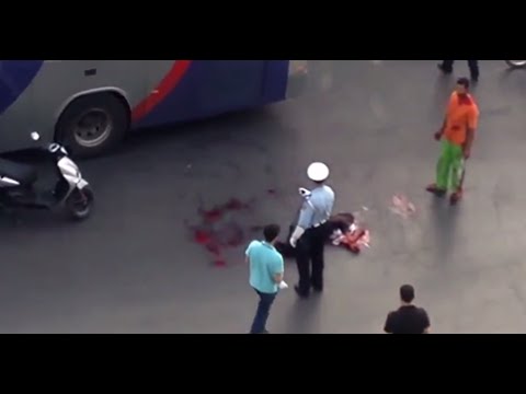 شاهد مجرم يذبح أخر أمام أعين الناس