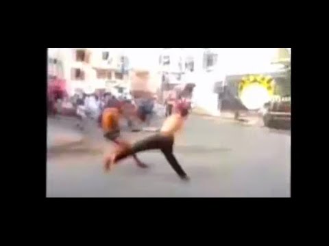 شاهد مشاجرة دموية وقتال عنيف بالسيوف في حي شعبي مغربي