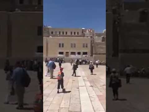 شاهد · فتاه إسرائيلية تمشي عاريه في القدس لاستفزاز الفلسطينيينوهي الفيديو الأصلي في 12 حزيران