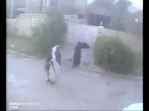 لحظة سرقة لصوص متنكرين في ملابس نساء منزل في بغداد