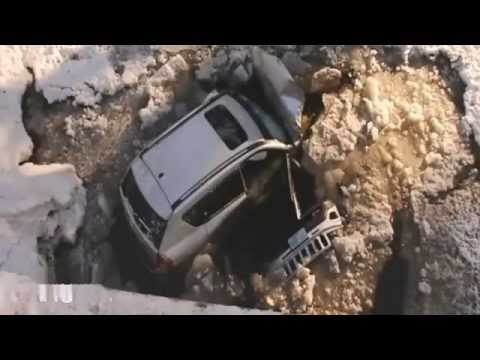 الغضب يؤدي إلى سقوط سيارة من أعلى جسر