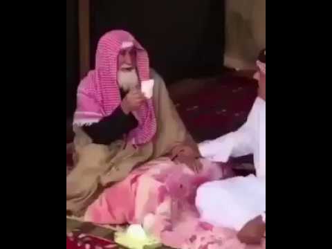 شاهد رد فعل مؤثر لمسن لحظة قبول أمير سعودي دعوته