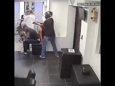 شاهد جريمة قتل داخل صالون حلاقة