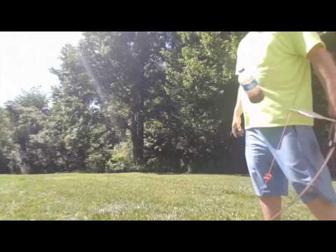 رامي رمح يستعرض مهاراته في ضرب زجاجتين بسهم واحد