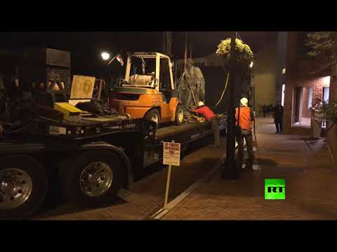 شاهد إزالة تمثال لقاض أميركي عارض حرية العبيد