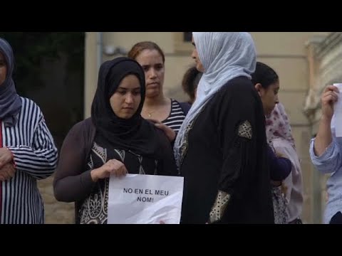 شاهد والدة المشتبه به الهارب في اعتداء برشلونة تطالبه بتسليم نفسه