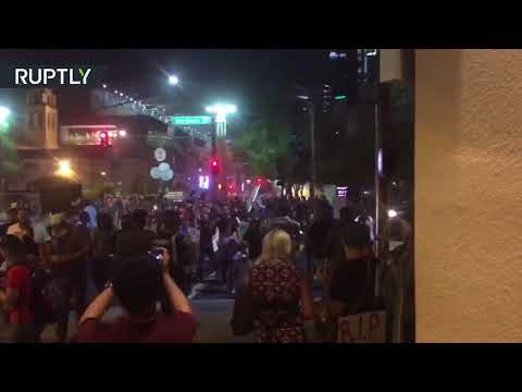 شاهد الشرطة تفرق متظاهرين ضد ترامب بالغاز المسيل للدموع