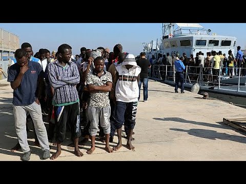 لحظة إنقاذ قرابة 500 مهاجر أفريقي على السواحل الليبية 