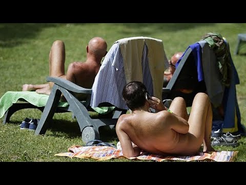 افتتاح منطقة خاصة بالعراة في متنزه عام في باريس