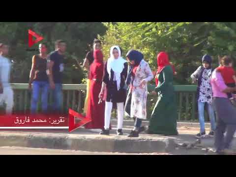 شاهد مشاجرة لفظية بين شباب على كوبري عباس بسبب ٤ فتيات