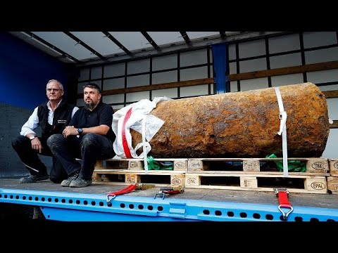 خبيرا متفجرات ينزعان فتيل قنبلة ضخمة من الحرب العالمية