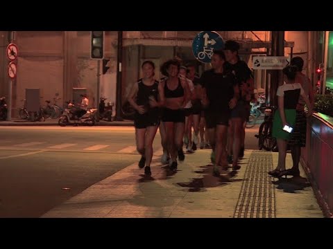 بالفيديو رياضة الجري تجذب عددا متزايدا من الصينيين رغم المخاطر