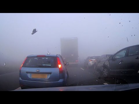 ضباب كثيف يتسبب في حادث مروع على الطريق