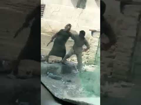 شاهد عامل يعتدي بالضرب على ابنه بطريقة وحشية