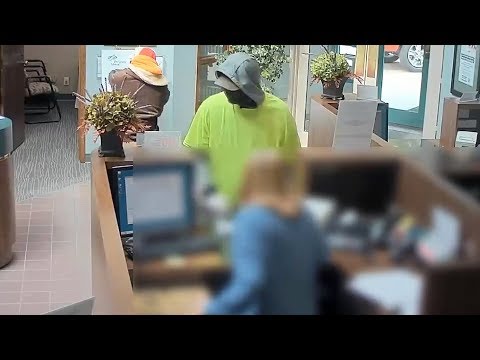 شاهد لحظة سطو مسلحين على بنك وسرقته