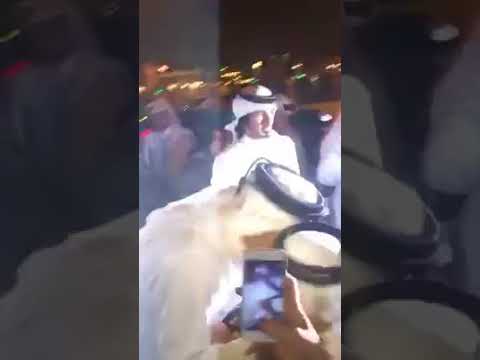 بالفيديو أمير قطر يوقف موكبه فجاءه