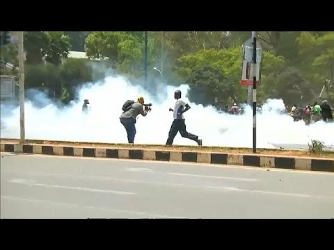 شاهد الشرطة الكينية تفرق بالقوة مظاهرة للمعارضة