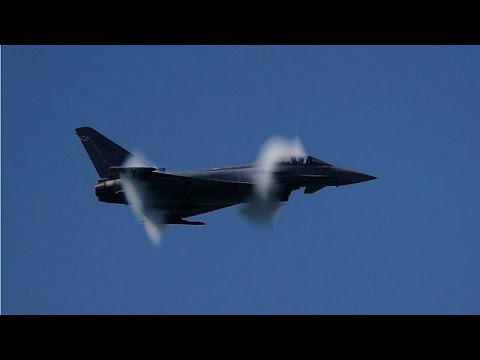 شاهد سقوط طائرة حربية إيطالية ووفاة قائدها
