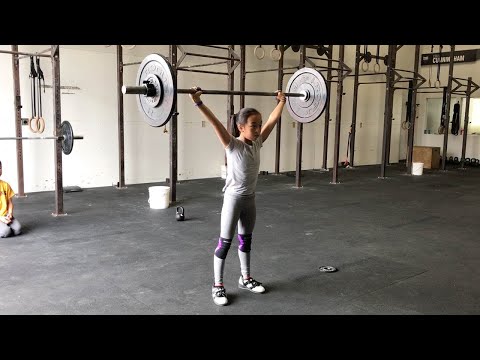 شاهد طفلة تبلغ من العمر 12 عامًا تعيش حياة الأبطال