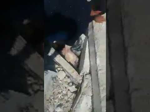 شاهد طفلة سورية تستغيث بوالدها لإنقاذها مِن تحت الحطام