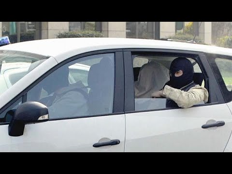 شاهد  بدء محاكمة شقيق منفذ اعتداءات فرنسا في 2012 محمد مراح