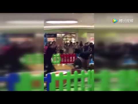 خناقة بين مجموعة رجال داخل مول أمام أطفالهم