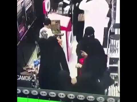 شاهد لحظة سرقة زبائن محل في مدينة الرياض