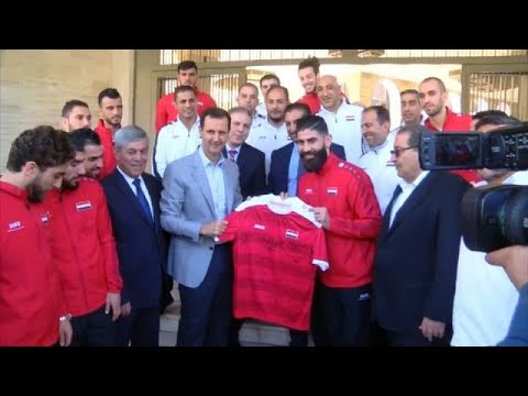 شاهد بشار الأسد يلتقي بلاعبي كرة قدم كانا من المعارضة