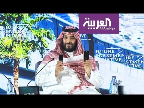 شاهد محمد بن سلمان يؤكد أن الحياة في نيوم كالفرق بين هذين الهاتفين