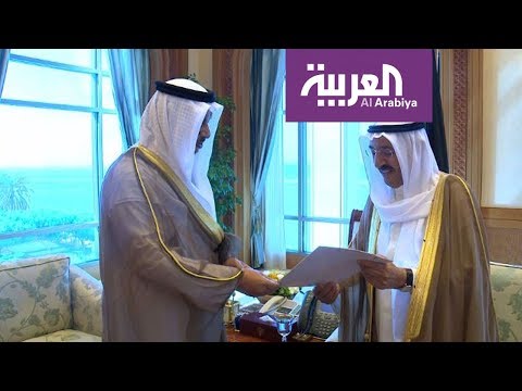 شاهد أمير الكويت يقبل استقالة الحكومة